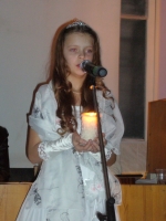 Учениця загальноосвітньої школи І - ІІІ ступенів №26 Бондарева Ганна виконує пісню "Зажгите свечи"