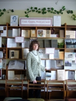 Бібліотекар 1 категорії відділу СГЛ Єршова М.В. переглядає книжкову виставку