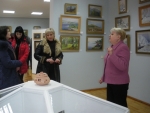 Екскурсовод меморіального музею Ф.З. Коновалюка знайомить слухачів курсів з його картинами