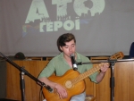 Студент ВНТУ Лобатюк антон виконує твір під гітару.