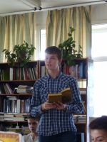 Студент ІнІТКІ Гронюк Владислав читає уривок з поеми  "Причинна"