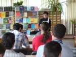 Працівник читального залу періодичних видань Баранова О.М. проводить інформаційний огляд фахових журналів